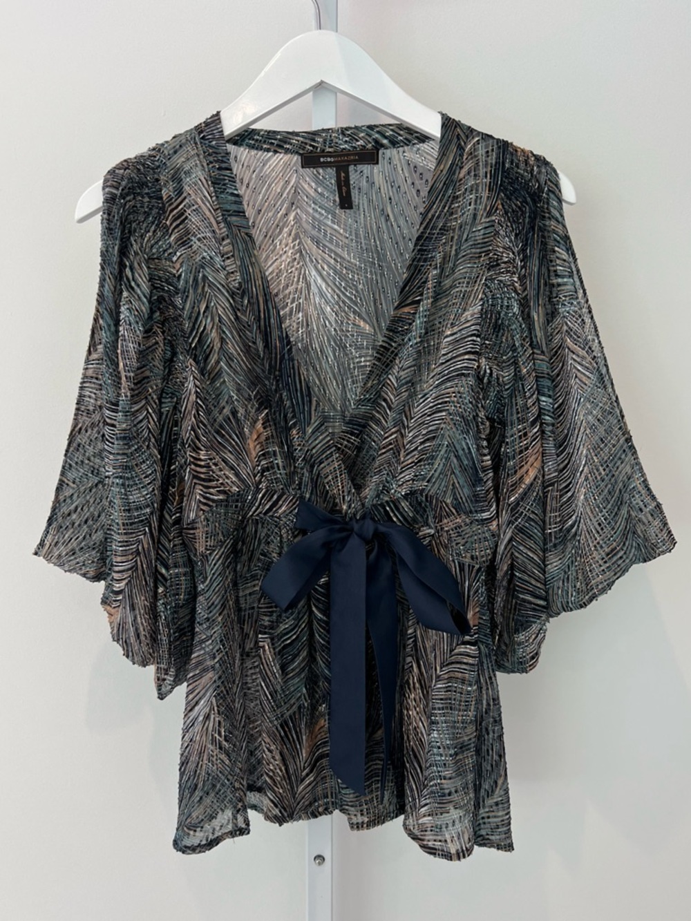 BCBG NAVY BLUE SILK COLD SHOULDER TOP SIZE SMALL